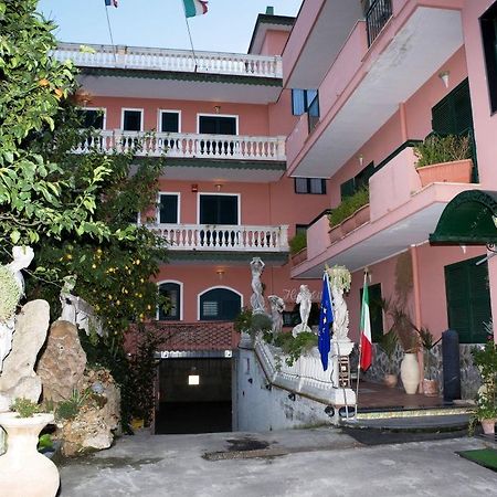 Hotel Sottovento サンテジーディオ・デル・モンテ・アルビーノ エクステリア 写真
