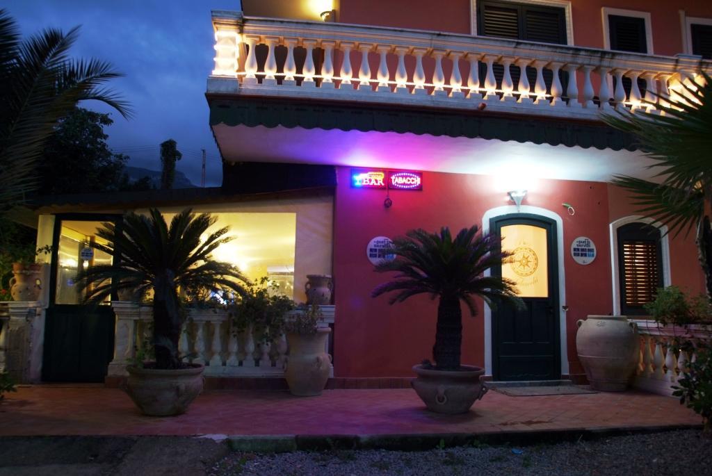 Hotel Sottovento サンテジーディオ・デル・モンテ・アルビーノ エクステリア 写真